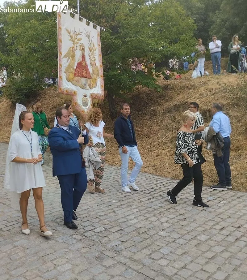 Foto 3 - La Virgen del Casta&ntilde;ar bendice a B&eacute;jar y Comarca arropada por sus vecinos