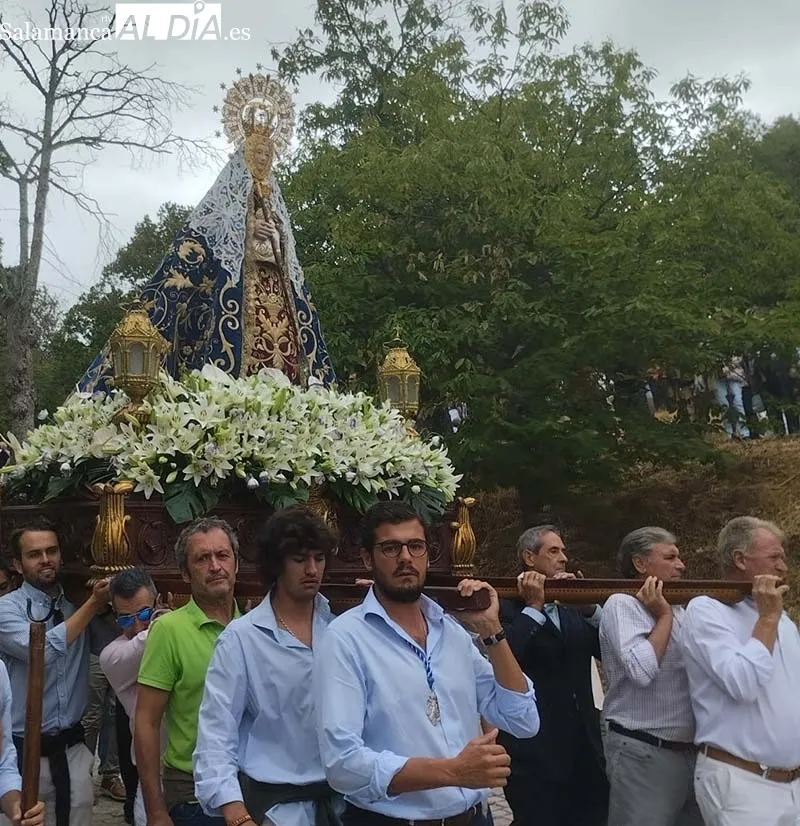 Foto 2 - La Virgen del Casta&ntilde;ar bendice a B&eacute;jar y Comarca arropada por sus vecinos