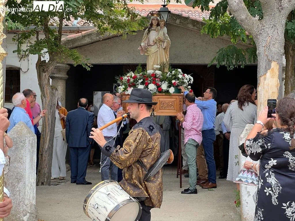 Foto 11 - Navales acompa&ntilde;a en procesi&oacute;n a su patrona Nuestra Se&ntilde;ora de Navales