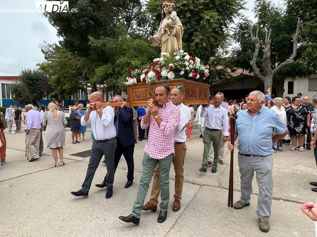 Foto 10 - Navales acompa&ntilde;a en procesi&oacute;n a su patrona Nuestra Se&ntilde;ora de Navales