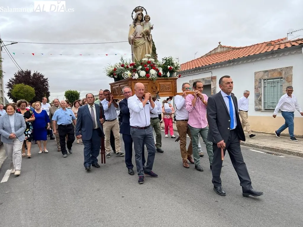 Foto 5 - Navales acompa&ntilde;a en procesi&oacute;n a su patrona Nuestra Se&ntilde;ora de Navales