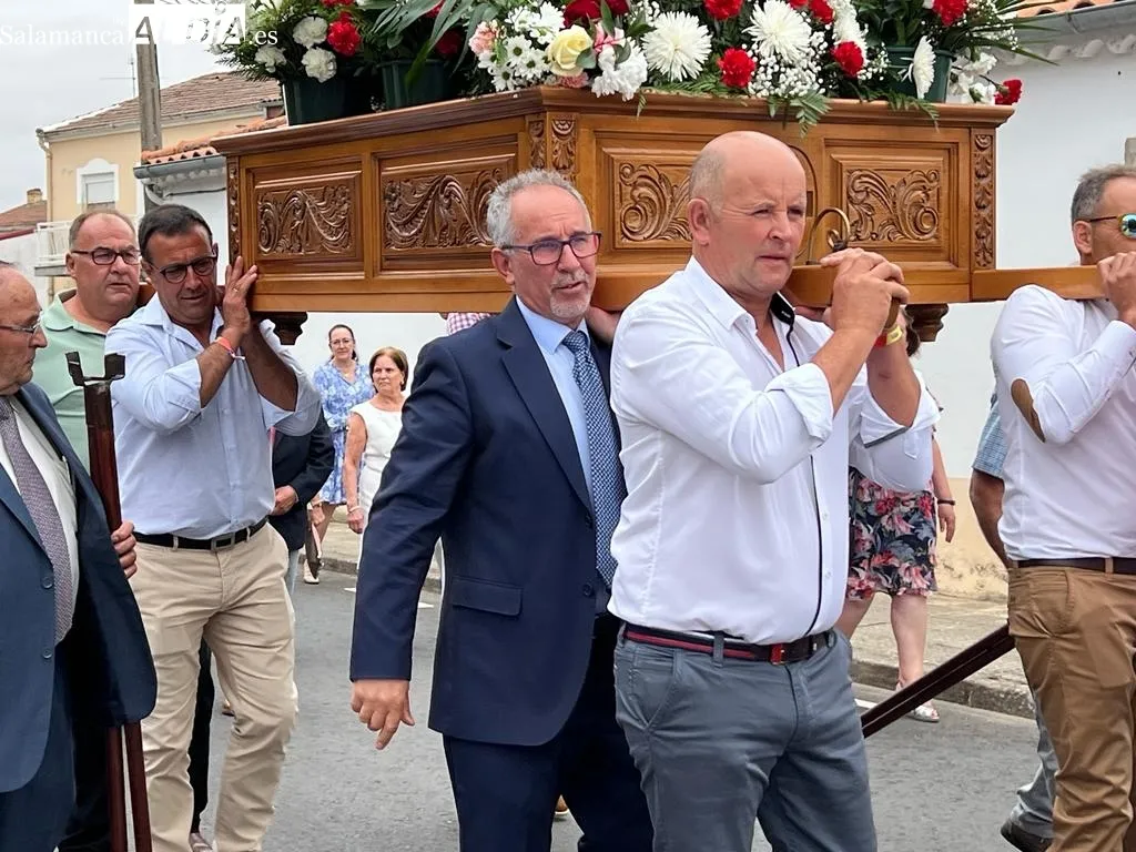 Foto 4 - Navales acompa&ntilde;a en procesi&oacute;n a su patrona Nuestra Se&ntilde;ora de Navales