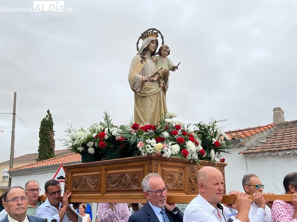 Foto 3 - Navales acompa&ntilde;a en procesi&oacute;n a su patrona Nuestra Se&ntilde;ora de Navales