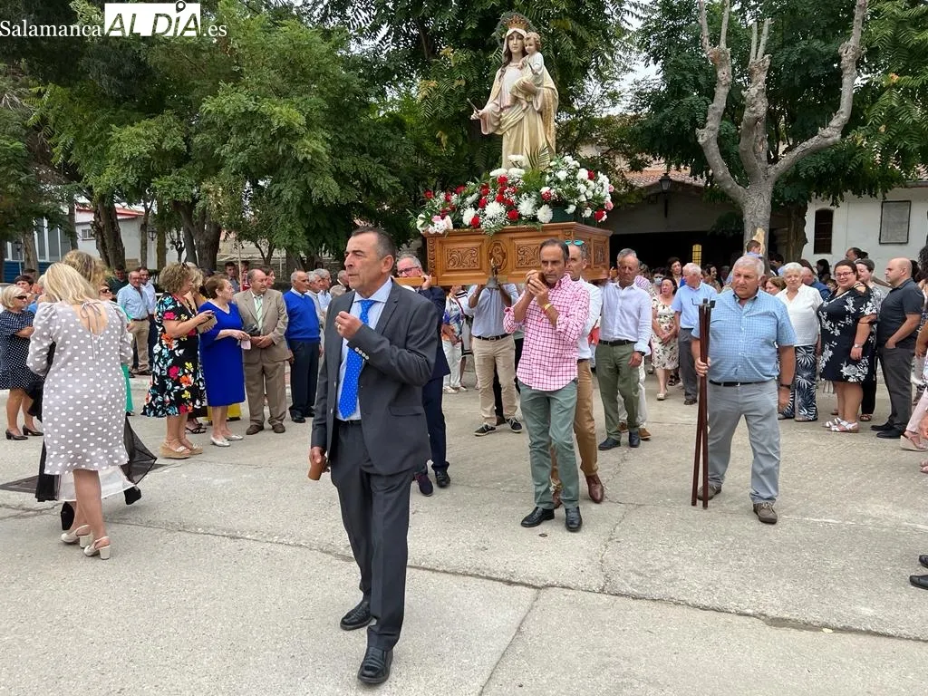 Foto 2 - Navales acompa&ntilde;a en procesi&oacute;n a su patrona Nuestra Se&ntilde;ora de Navales