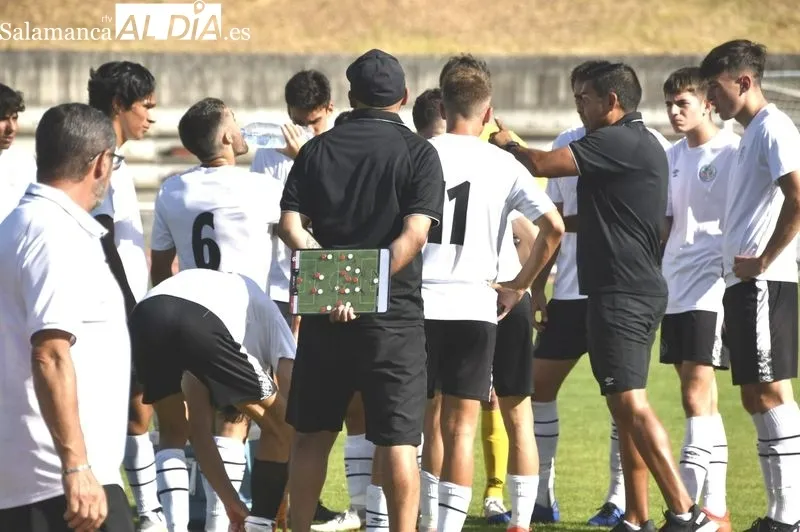 Foto 11 - Rafa Due&ntilde;as se estrena con derrota del filial del Salamanca UDS en la manita del Villaralbo (1-5)
