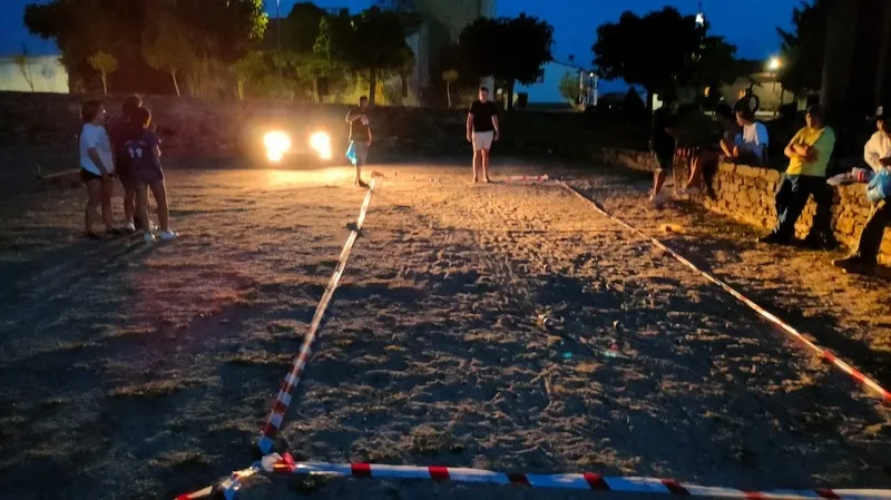 La alcaldesa de Trabanca, Neftalina Martínez, entregó los premios a los ganadores de los distintos campeonatos / VICTOR PACHO