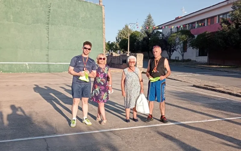 La alcaldesa de Trabanca, Neftalina Martínez, entregó los premios a los ganadores de los distintos campeonatos / VICTOR PACHO