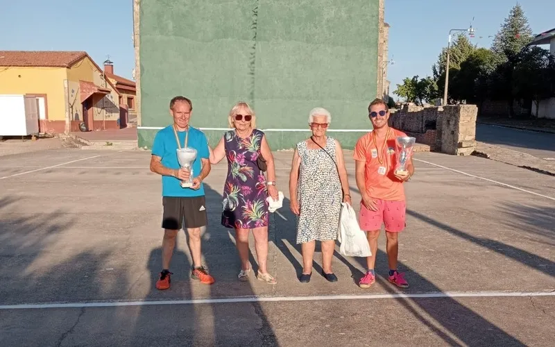 La alcaldesa de Trabanca, Neftalina Martínez, entregó los premios a los ganadores de los distintos campeonatos / VICTOR PACHO