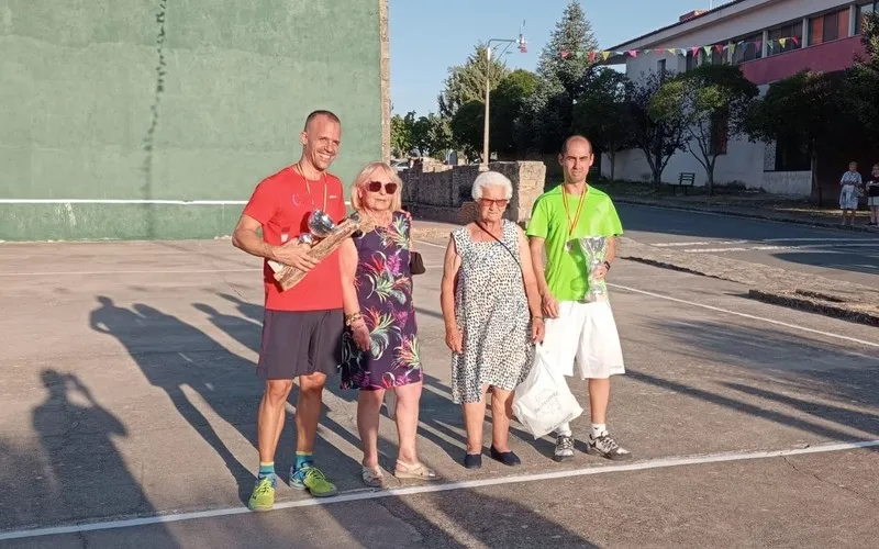 La alcaldesa de Trabanca, Neftalina Martínez, entregó los premios a los ganadores de los distintos campeonatos / VICTOR PACHO