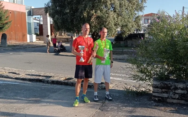 La alcaldesa de Trabanca, Neftalina Martínez, entregó los premios a los ganadores de los distintos campeonatos / VICTOR PACHO