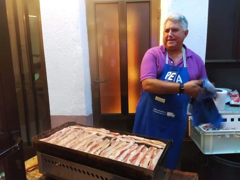 Pancetada y preparando el pabellón de los mayores para la disco-móvil en previsión de lluvia
