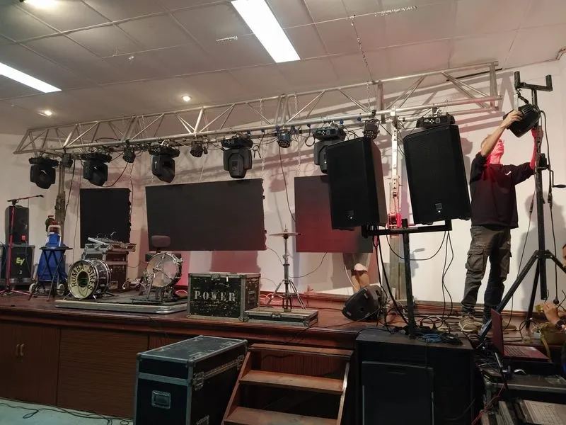 Pancetada y preparando el pabellón de los mayores para la disco-móvil en previsión de lluvia