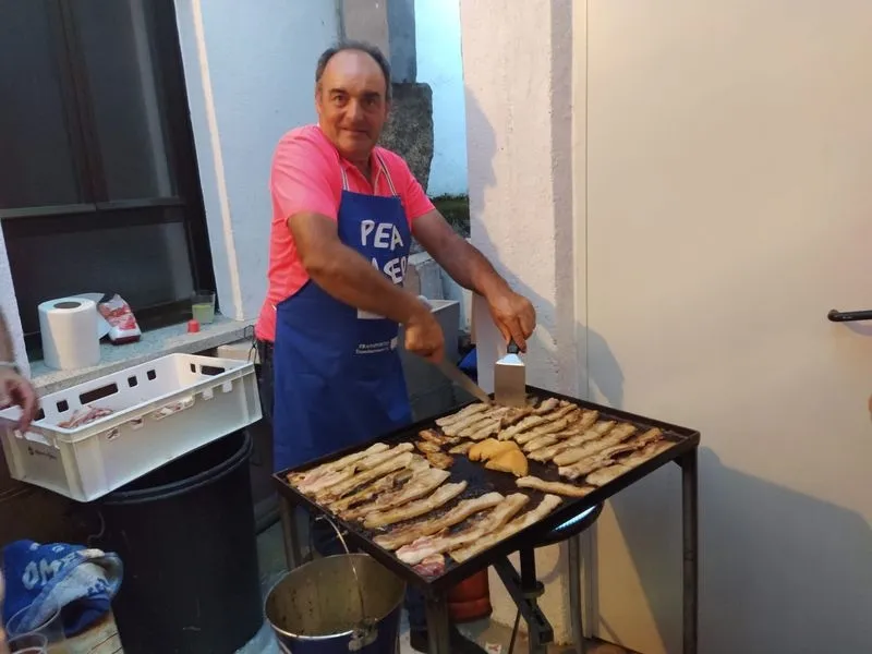Pancetada y preparando el pabellón de los mayores para la disco-móvil en previsión de lluvia