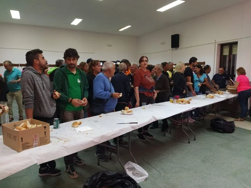 Pancetada y preparando el pabellón de los mayores para la disco-móvil en previsión de lluvia