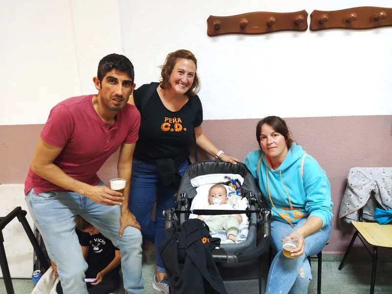 Pancetada y preparando el pabellón de los mayores para la disco-móvil en previsión de lluvia