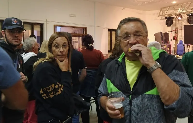 Pancetada y preparando el pabellón de los mayores para la disco-móvil en previsión de lluvia