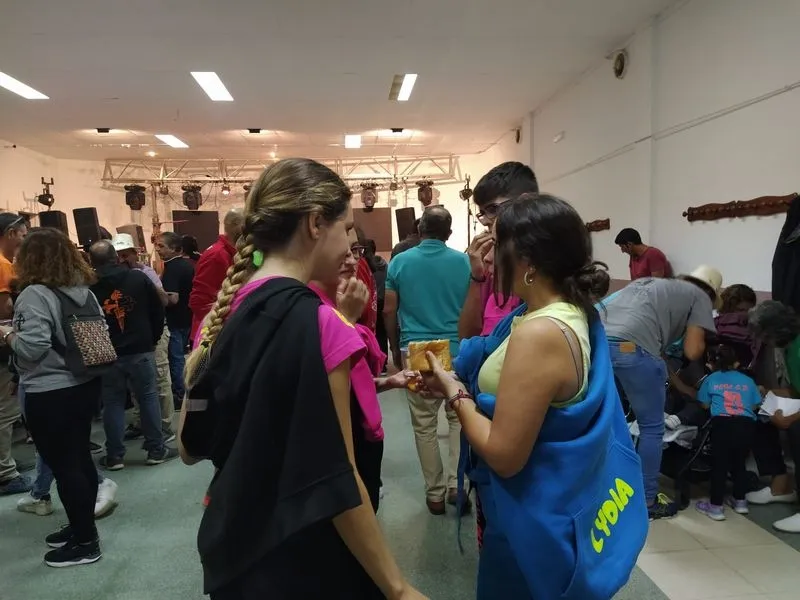 Pancetada y preparando el pabellón de los mayores para la disco-móvil en previsión de lluvia