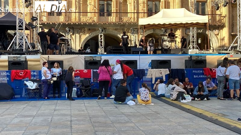 Foto 3 - Los salmantinos ya hacen colas para ver el concierto de El Arrebato en la Plaza