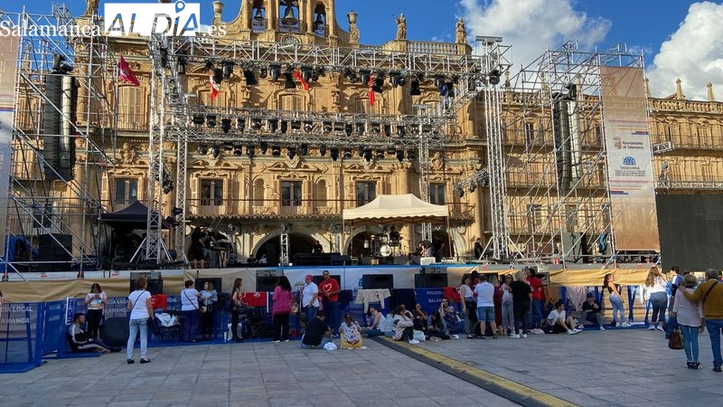 Foto 2 - Los salmantinos ya hacen colas para ver el concierto de El Arrebato en la Plaza