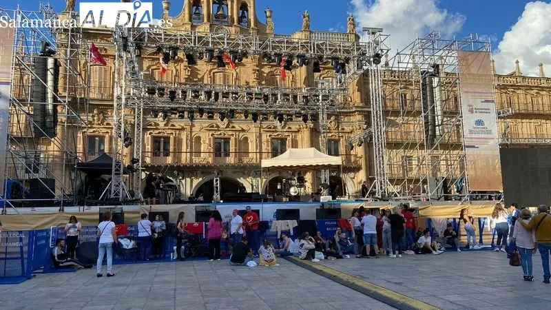 Foto 2 - Los salmantinos ya hacen colas para ver el concierto de El Arrebato en la Plaza
