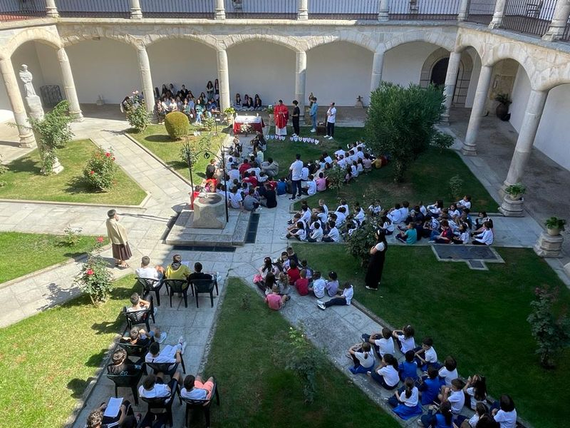 Foto 2 - Eucaristía para iniciar el curso en el Colegio Santa Isabel