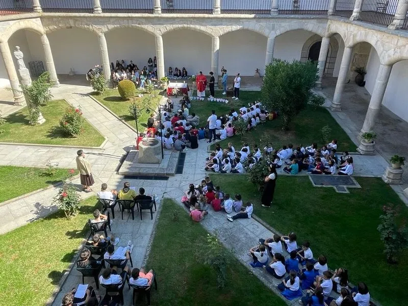 Foto 2 - Eucarist&iacute;a para iniciar el curso en el Colegio Santa Isabel