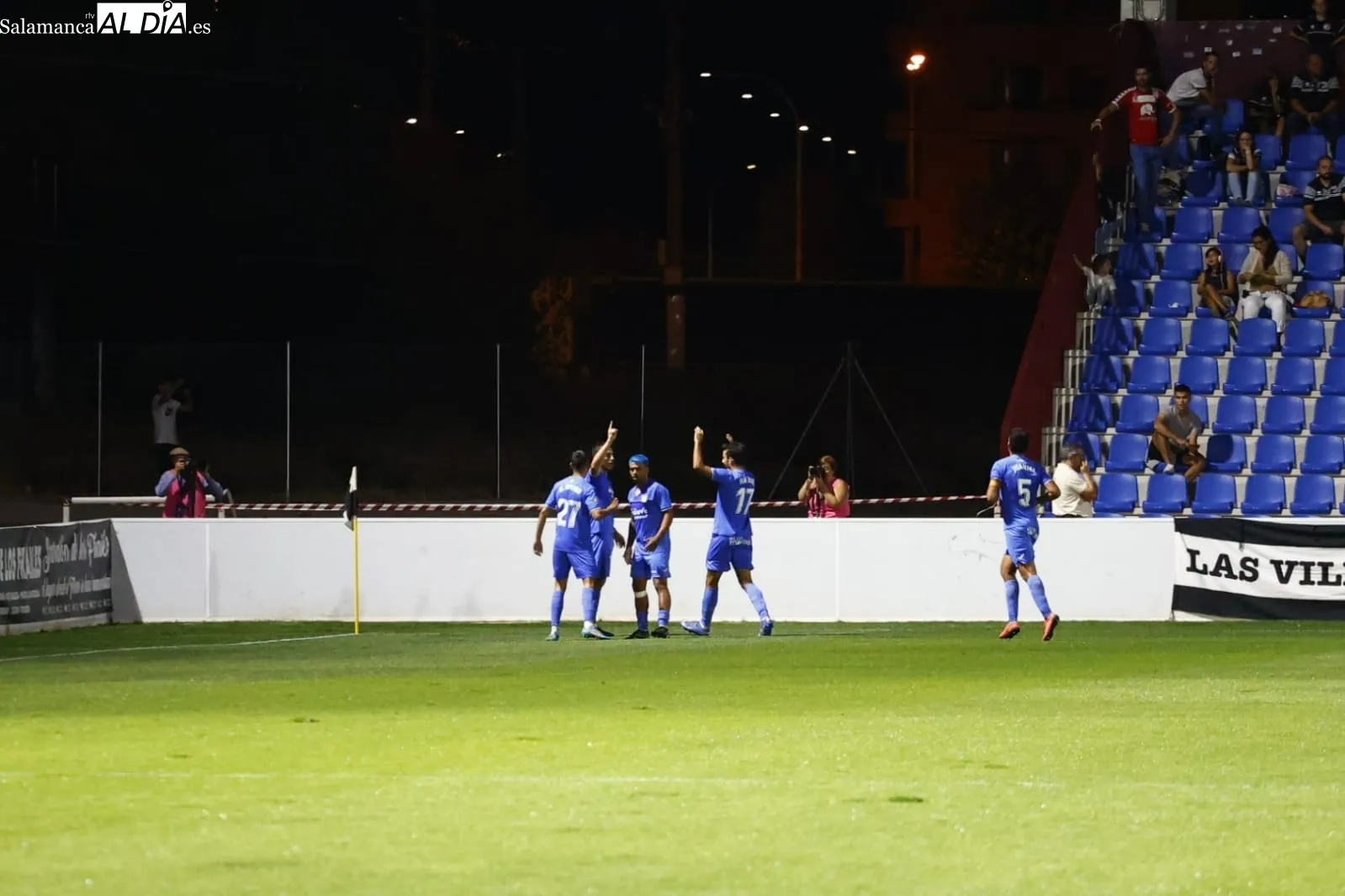 Foto 3 - Ni el nuevo c&eacute;sped le da una alegr&iacute;a a un Unionistas que se deja empatar por un flojo Fuenlabrada (1-1)