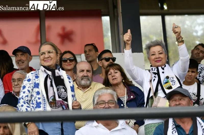 Foto 14 - La afici&oacute;n del Salamanca UDS invade el San Casto y crea un ambientazo en el derbi