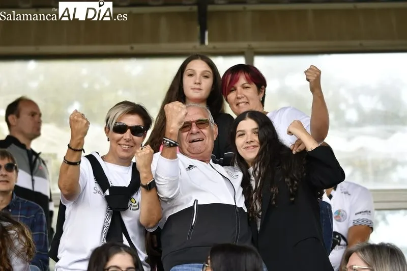 Foto 8 - La afici&oacute;n del Salamanca UDS invade el San Casto y crea un ambientazo en el derbi