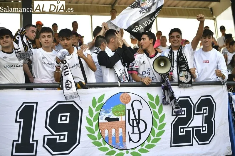 Foto 6 - La afici&oacute;n del Salamanca UDS invade el San Casto y crea un ambientazo en el derbi