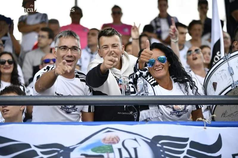 Foto 4 - La afici&oacute;n del Salamanca UDS invade el San Casto y crea un ambientazo en el derbi