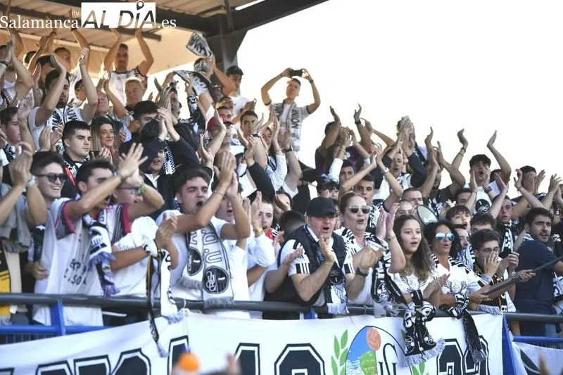 Foto 18 - La afici&oacute;n del Salamanca UDS invade el San Casto y crea un ambientazo en el derbi