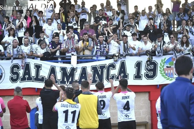 Foto 17 - La afici&oacute;n del Salamanca UDS invade el San Casto y crea un ambientazo en el derbi