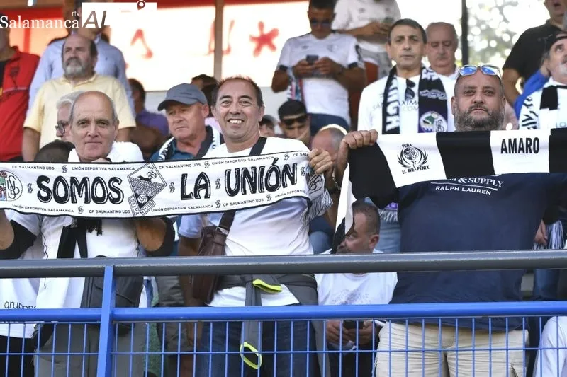 Foto 16 - La afici&oacute;n del Salamanca UDS invade el San Casto y crea un ambientazo en el derbi