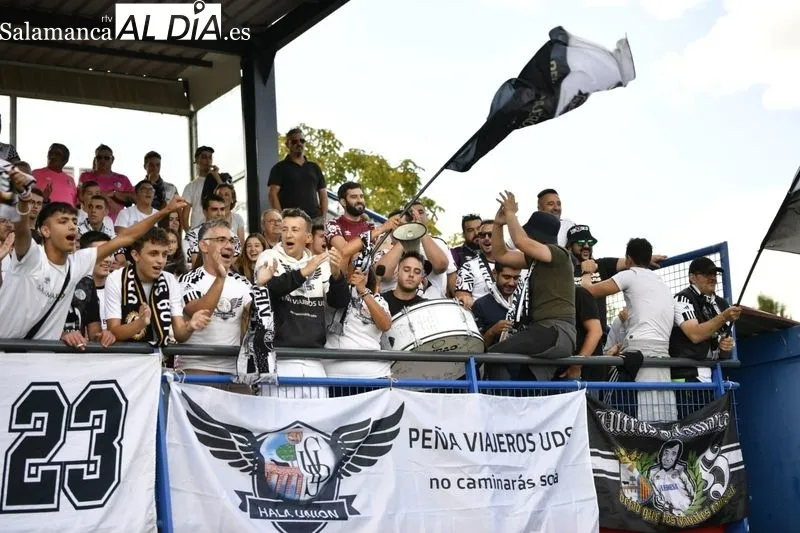 Foto 15 - La afici&oacute;n del Salamanca UDS invade el San Casto y crea un ambientazo en el derbi