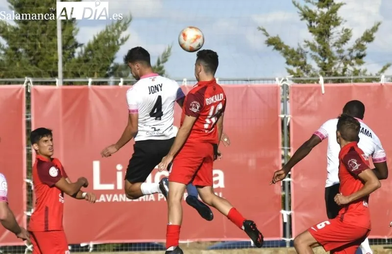 Foto 6 - El Salamanca UDS y el Santa Marta firman las tablas en un derbi lleno de emoci&oacute;n y pol&eacute;mica (1-1)
