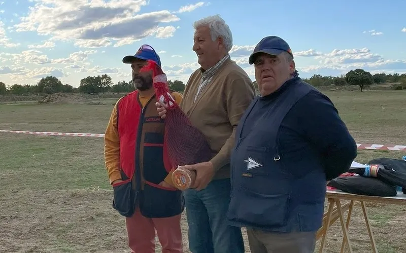 Entretenida pero ventosa tarde de tiro al plato en Villar de Peralonso para cerrar la Feria Canina