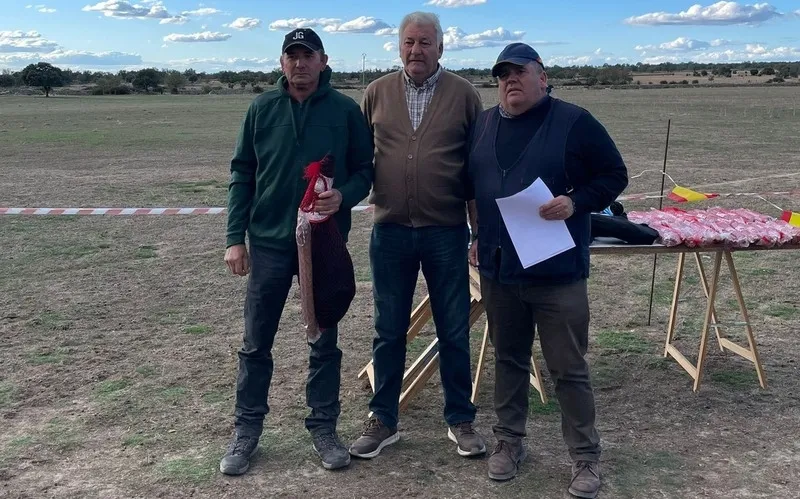 Entretenida pero ventosa tarde de tiro al plato en Villar de Peralonso para cerrar la Feria Canina