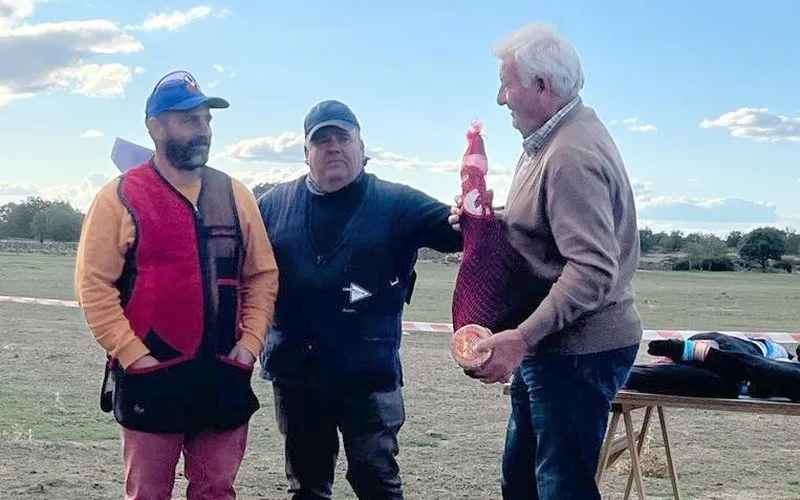 Entretenida pero ventosa tarde de tiro al plato en Villar de Peralonso para cerrar la Feria Canina