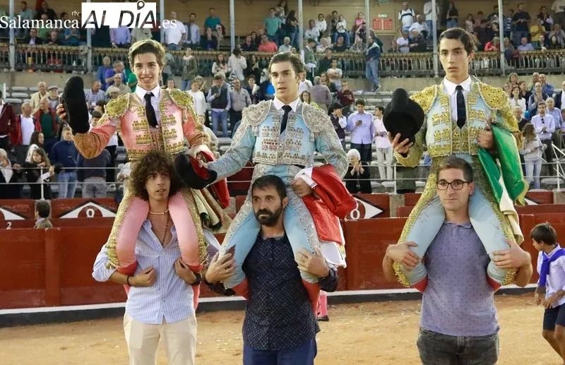 Foto 3 - Triple puerta grande en la clase pr&aacute;ctica de los alumnos de la Escuela Taurina en La Glorieta