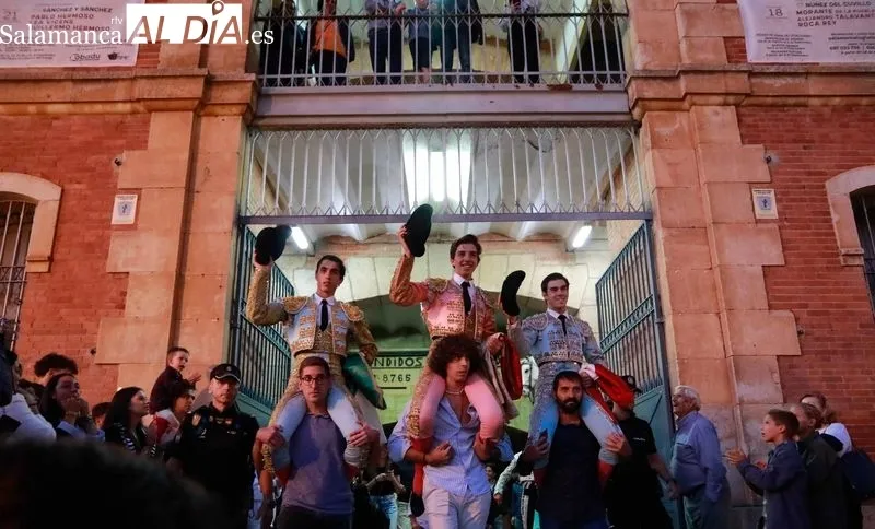 Foto 2 - Triple puerta grande en la clase pr&aacute;ctica de los alumnos de la Escuela Taurina en La Glorieta