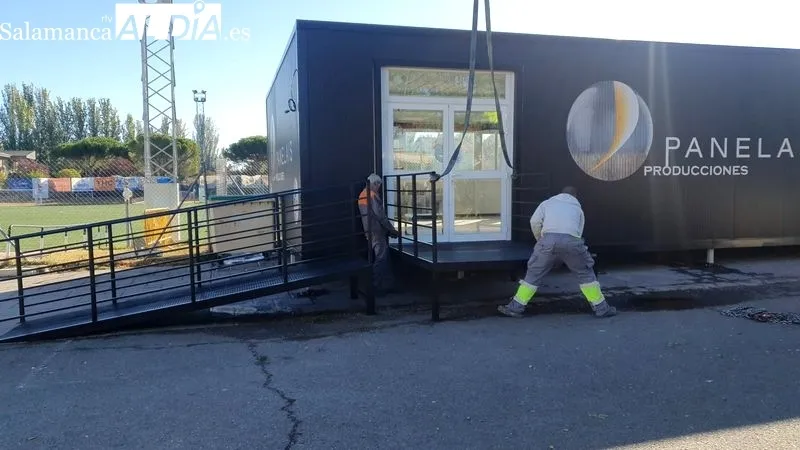 Montaje de la rampa de acceso al nuevo bar junto al Tori. Foto Carlos Cuervo