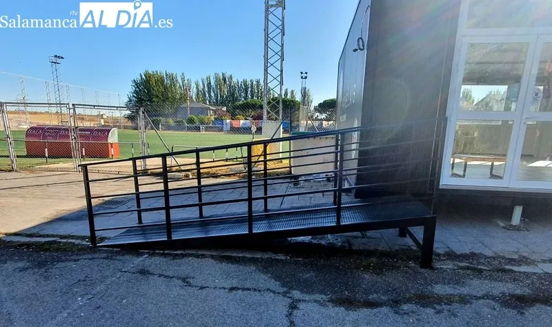 Montaje de la rampa de acceso al nuevo bar junto al Tori. Foto Carlos Cuervo