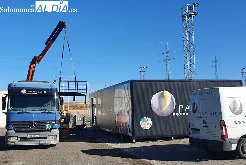 Montaje de la rampa de acceso al nuevo bar junto al Tori. Foto Carlos Cuervo