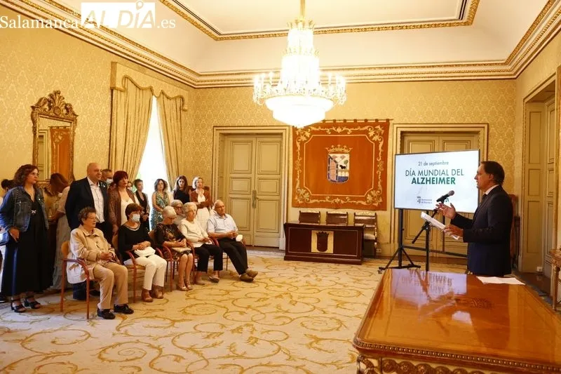 Recepción en el Ayuntamiento a la Asociación de Familiares de Alzheimer de Salamanca (AFA-Salamanca) con motivo de la celebración del Día Mundial de esta enfermedad. Foto de David Sañudo