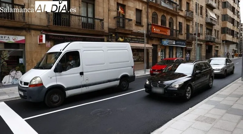 Vehículos circulando en la calle Álvaro Gil de Salamanca después de ocho meses de obras. Fotos de David Sañudo