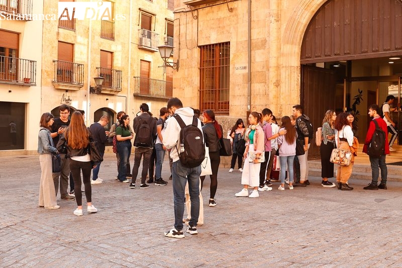 Foto de archivo de viandantes en el centro de Salamanca