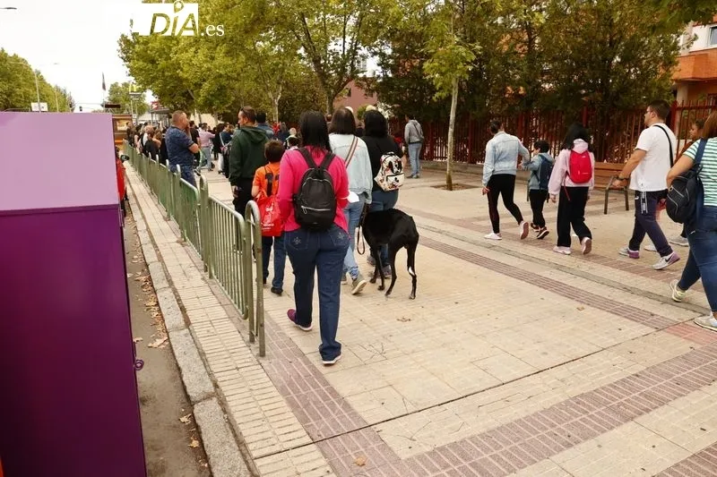 Ambiente en la entrada al CEIP San Mateo, con motivo del comienzo del curso 2022-23. Foto de David Sañudo