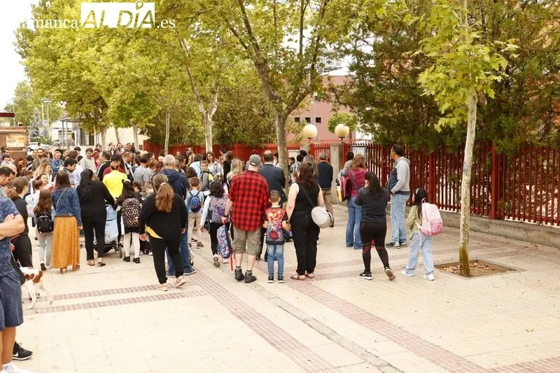 Ambiente en la entrada al CEIP San Mateo, con motivo del comienzo del curso 2022-23. Foto de David Sañudo