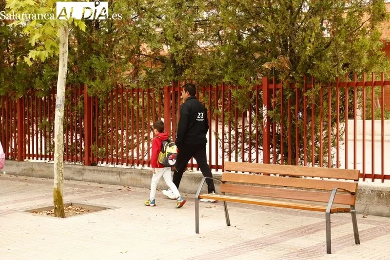 Ambiente en la entrada al CEIP San Mateo, con motivo del comienzo del curso 2022-23. Foto de David Sañudo
